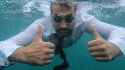 Takım elbiseyle kulaç attılar! İstanbullular şaşırıp kaldı!