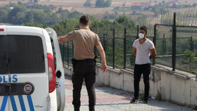 Karantinadaki adam sokakta yakalandı