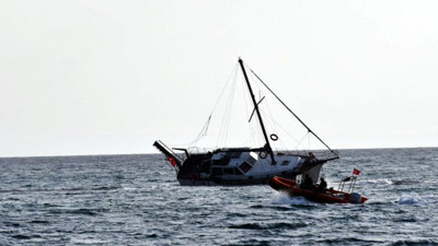 Kayalıklara çarpan yat yan yattı