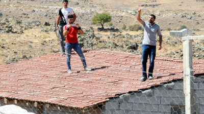 Çatıya çıkıp yaylım ateşi açtı!