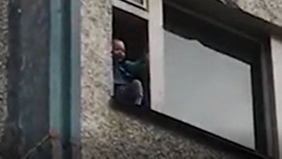 2 yaşındaki torununu camdan atmaya kalktı! Böyle dede olmaz olsun