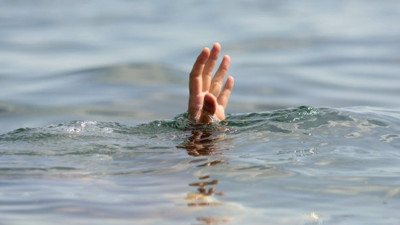 Kızını ve arkadaşlarını kurtarmak isteyen baba boğuldu