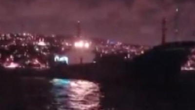 Boğaz'da tehlike ucuz atlatıldı! Yük gemisi teknelere doğru sürüklendi