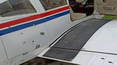 Pilot neye uğradığını şaşırdı! Evinin üstünden geçen uçağa kurşun yağdırdı