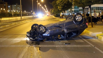 Uşak'ta orta refüje ve aydınlatma direğine çarparak takla attı! Sürücü yara almadan kurtuldu