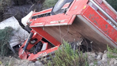 Bodrum'da freni boşalan vinç şarampole devrildİ