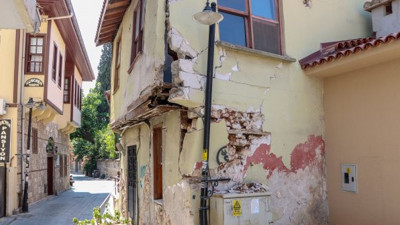 Bu binayı ne deprem ne de heyelan bu hale getirdi