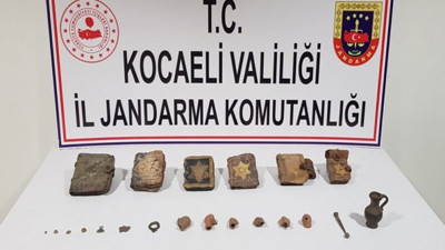 Tarihi tevratları müşteri sandıkları jandarmaya sattılar