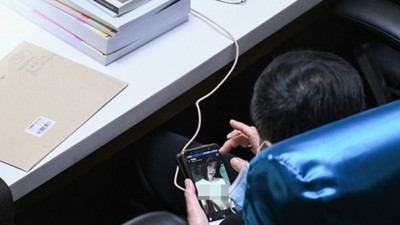 Milletvekili Meclis'te cinsel içerikli film izlerken yakalandı!