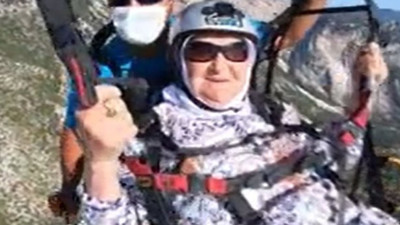 Torunlarının isteğini kıramadı, 100 yaşında yamaç paraşütü yaptı