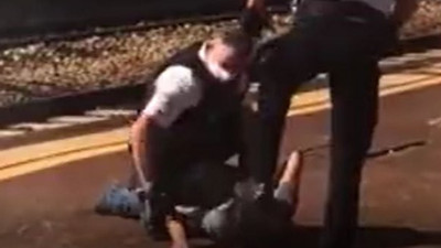 Fransız polisi turistin kafasını ayaklarıyla paspas yaptı! İnsanlık dışı gözaltı