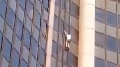 210 metreye emniyet kemersiz tırmandı! İzleyenler adeta nefessiz kaldı