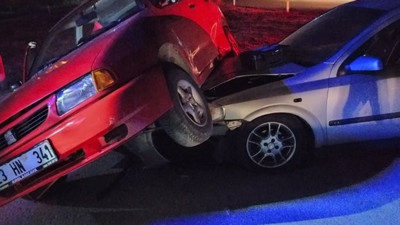 Aydın'da 2 otomobilin çarpıştı! Otomobil böyle durabildi