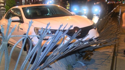 Beyoğlu'nda savrulan otomobil tramvay yoluna girdi!