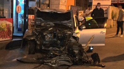 İstanbul'da kaza! Otomobilin motoru fırladı! Dökülen yağ ikinci kazaya neden oldu