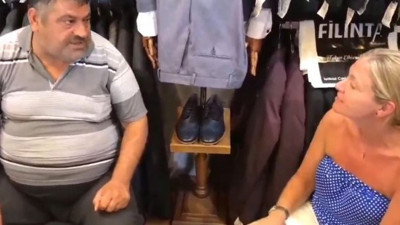 Bir Türk, güzel bir İngiliz kadınla Mersin'de karşılaşırsa ne olur: Dükkandakiler de gördü