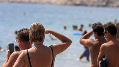 Antalya sahilinde hareketli anlar: Herkes gözünü ayırmadan izledi