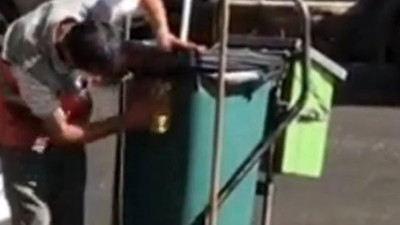 Temizlik işçisinin özverisi herkesi ağlattı: Helal olsun sana