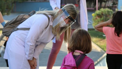 Koronaya rağmen yüz yüze eğitim başladı: Aileler çocuklarını böyle getirdi