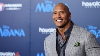 Dünyanın en çok kazanan oyuncusu kilolarca ağırlıktaki kapıyı elleriyle söküp fırlattı