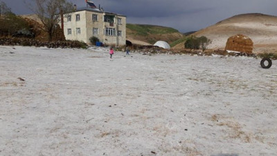 Sonbaharda Ardahan fındık gibi dolu yağdı! Koca ilçe beyaza büründü