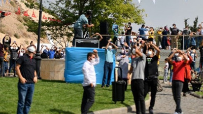 Bu insanlar nereye bakıyor! Gözlerini bile kırpmadılar