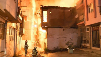 Bursa'da korku dolu anlar! Metruk binada çıkan yangın diğer binalara sıçradı