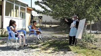 Sınıfı öğrencilerinin ayağına götürdü