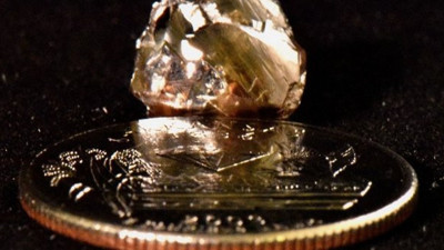 Parkta yürürken 9 karatlık elmas buldu: Talihin böylesi!