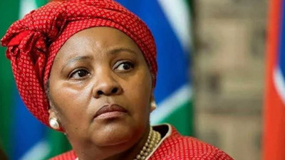 Güney Afrika Savunma Bakanı'na maaş kesme cezası