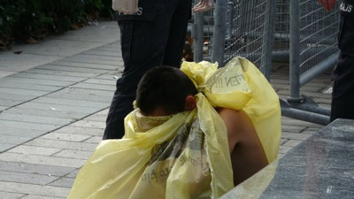 Polisler Taksim'de yakaladıkları kadını sarı poşete sardı. Sebebi şok etti