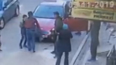 Merakını yenemeyen çocuk otomobilin altında kaldı. Kan donduran görüntüler