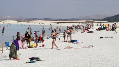 Yaz bitti Salda Gölü’ne girilmesi yasaklanıyor. Geçti Bor’un pazarı sür eşeği Niğde’ye misali