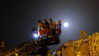 Tatbikat değil gerçek! İstanbul Kadıköy'de korku dolu anlar! Yangında mahsur kalan 3'ü bebek 20 kişi kurtarıldı! Çatılara çıktılar