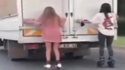 Ölüm yolculuğu yürek hoplattı. Kamyonete tutunan patenli kızların pişkinliği. Abi çekme annem kızıyor.