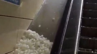 İstanbul'da dolu ve sağanak kâbusu! Metro durakları da doludan nasibini aldı