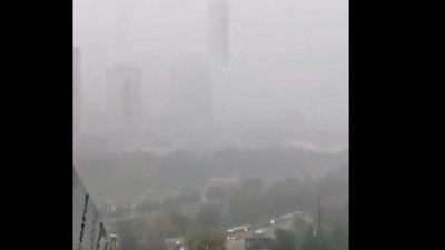 Yağmurun şiddetini görünce gözlerine inanamadı. İstanbul'da neler oluyor