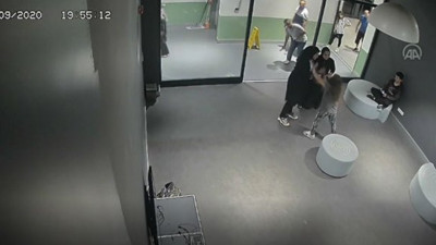 10 yaşındaki kızı maske uyarısı yaptı diye darp ettiler. Elleriniz kırılsın