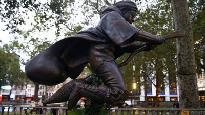 Harry Potter’ın heykelini diktiler! Selfie çekmek için kuyruk oluşturdular