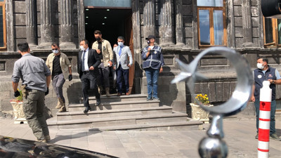 Kars Belediyesi'ne kayyum atanan Vali Türker Öksüz görevine başladı