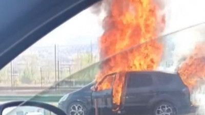 Otomobil alev topuna döndü