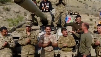 Ermeni tankını ele geçiren Azerbaycan askerinden muhteşem zafer şarkısı. İzlerken gözleriniz dolacak