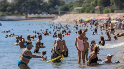Antaya’da sıcaklık 35 dereceye çıktı, Konyaaltı sahili doldu taştı