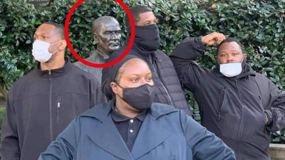 ABD’de siyahlar, Atatürk heykelini canları pahasına korudu. Bazen bir fotoğraf söylenecek söz bırakmaz