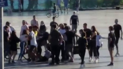 Şehir göbeğinde kavga eden kızlar, zor ayrıldı