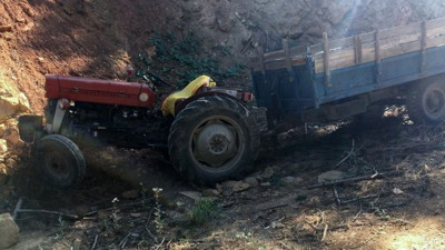 Kütahya'da devrilen traktörün altında kalan sürücü hayatını kaybetti