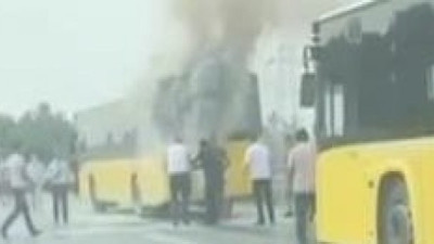 İETT otobüsü alev yandı. Yolcular kapılara akın etti.