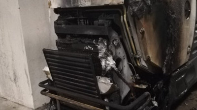 Üniversite otoparkında yangın! 3 araç kül oldu