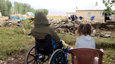 Korkudan evini yıktı yenisini yapıyor. Deprem bile yanında hikaye kaldı. 6 kişilik aile tir tir titriyor