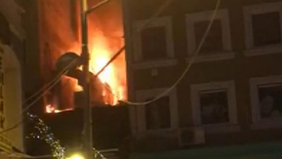 Beşiktaş'ta dönercide çıkan yangın geceyi aydınlattı